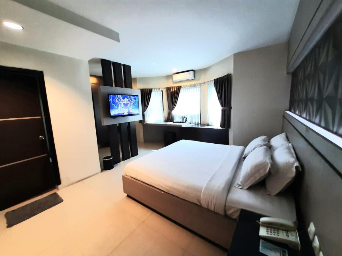 Alexander Hotel Tegal Exterior foto