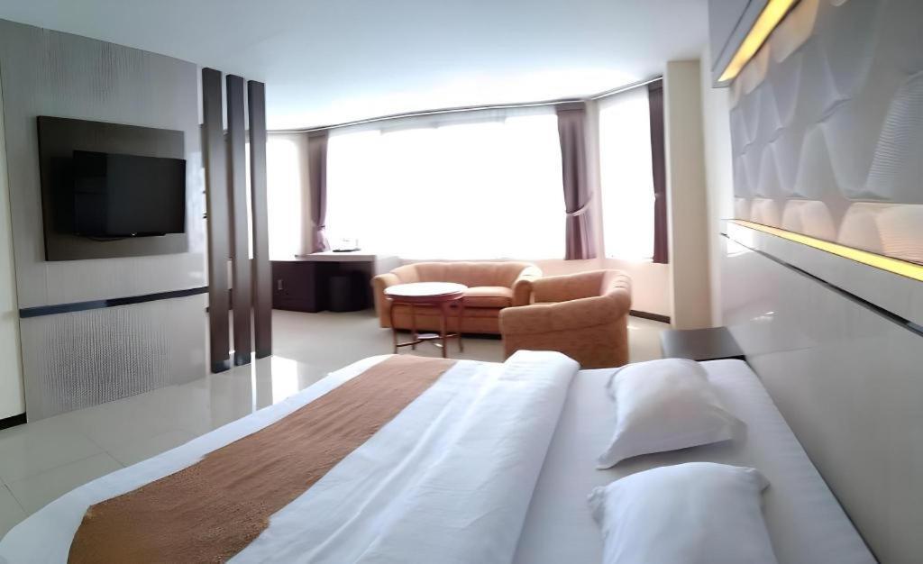 Alexander Hotel Tegal Exterior foto