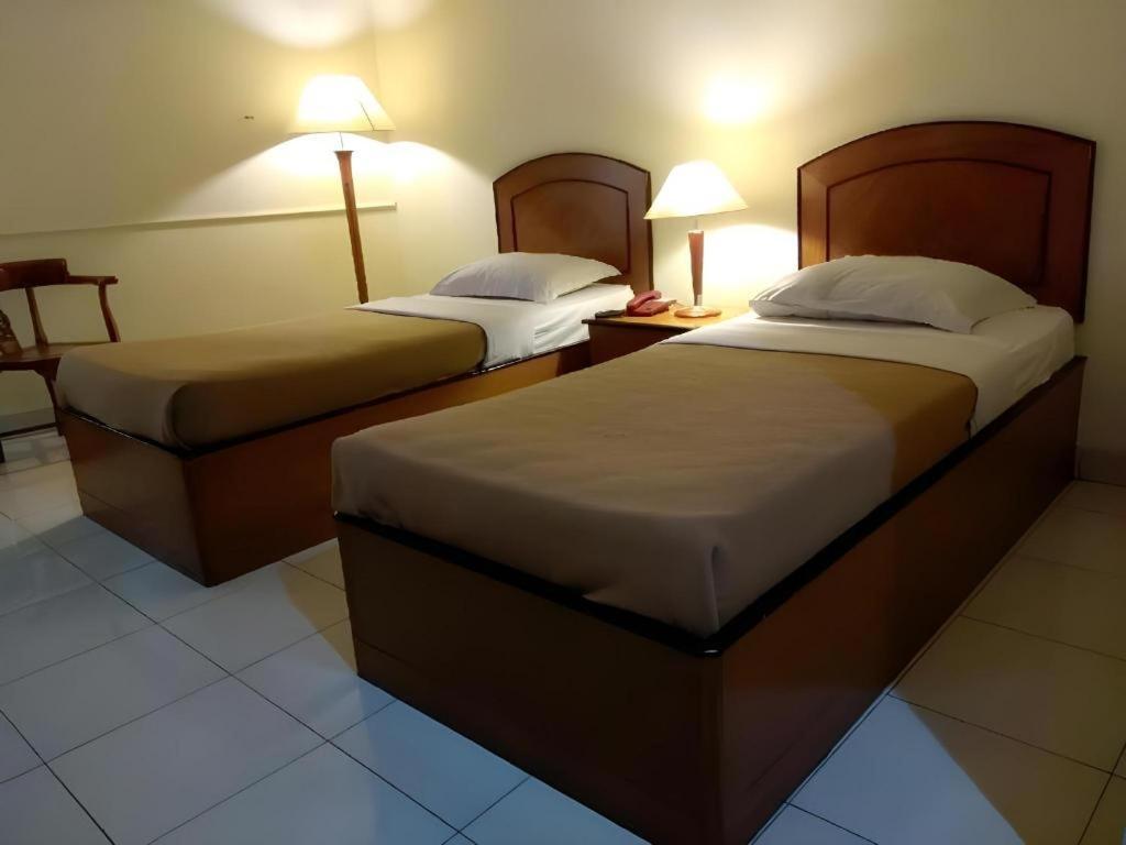 Alexander Hotel Tegal Exterior foto