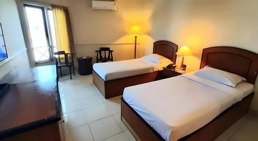Alexander Hotel Tegal Exterior foto