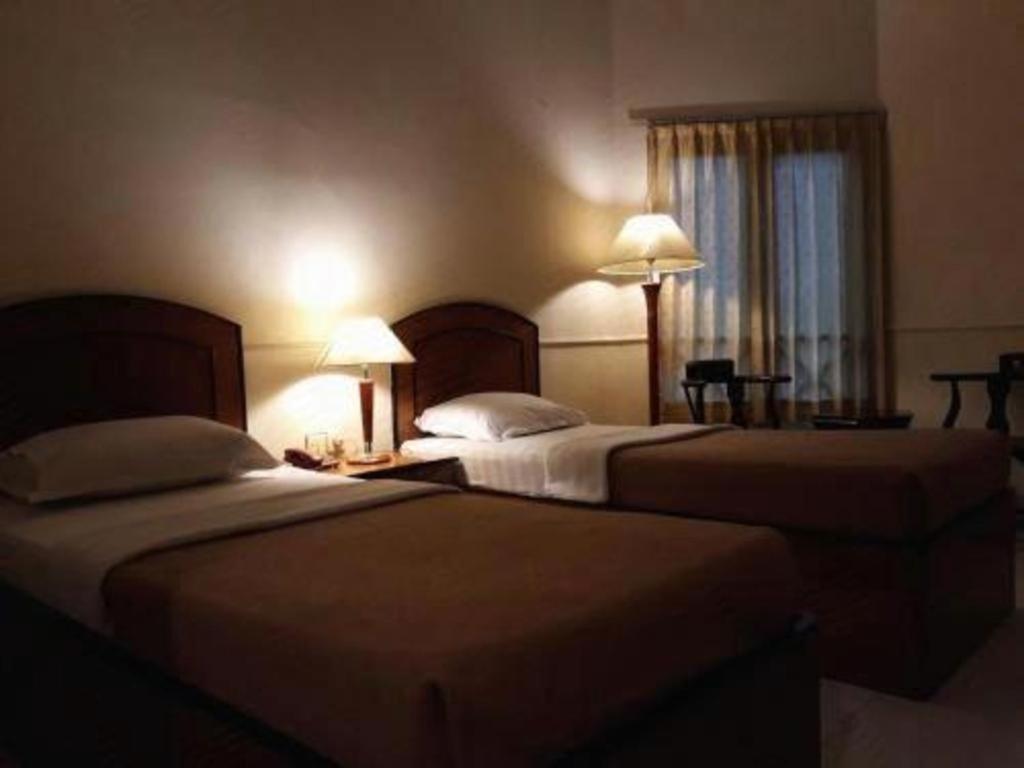 Alexander Hotel Tegal Exterior foto